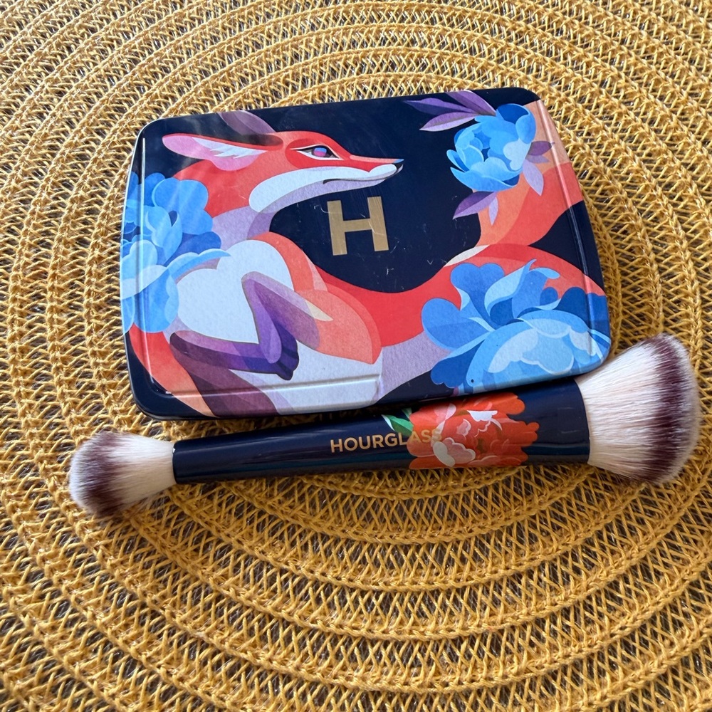 Hourglass Radiant Face and Cheek Palette. Fox limited edition. - Picture 6 of 12